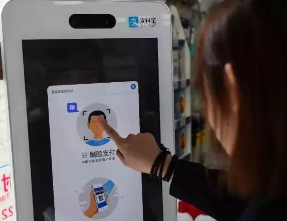 首個(gè)能靠臉吃飯的機(jī)場來了！鄭州機(jī)場率先實(shí)現(xiàn)支付寶刷臉支付
