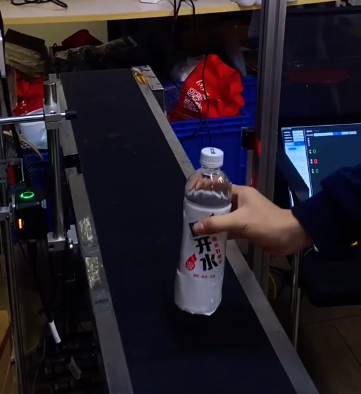 流水線側(cè)面安裝智能讀碼器，數(shù)據(jù)自動(dòng)比對(duì)，掃碼成功綠燈亮，掃不上 / 混料立即紅燈報(bào)警 + 停機(jī)，從源頭防錯(cuò)料，提升生產(chǎn)效率.png